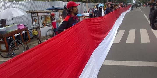 May Day di Bandung, buruh bentangkan bendera merah putih 100 meter