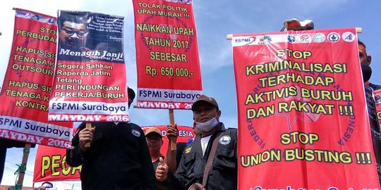 Tagih janji Gubernur Soekarwo, buruh kepung gedung DPRD Jawa Timur