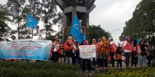 Suami kerja, buruh di Tangerang peringati May Day bawa anak