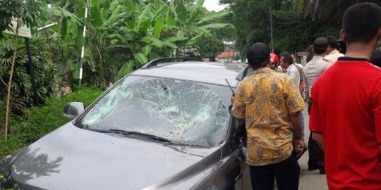 Serempet motor lalu diteriaki maling, mobil Chevrolet dirusak massa