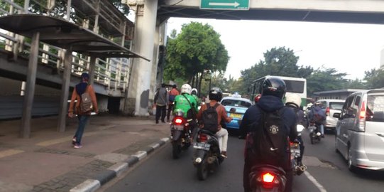 Dilarang melintas di Sudirman, sepeda motor masih lalu lalang