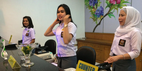 Rayakan Hardiknas, 'siswi SMA' cantik layani nasabah bank