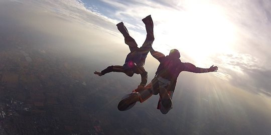 Skydiving di Indonesia: alam dan perkotaan jadi satu