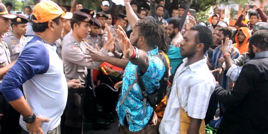 Massa demo membawa simbol bintang kejora ricuh, 1 orang diamankan