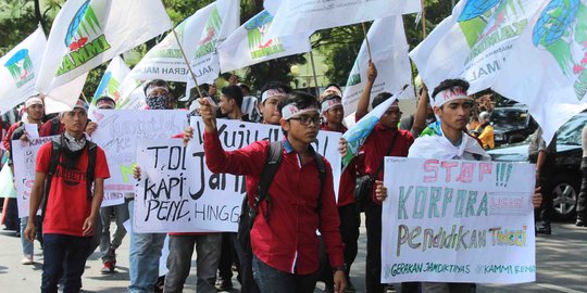 Usai upacara Hardiknas, Balai Kota Malang digeruduk demonstran