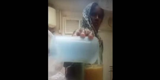 Heboh video pembantu tuangkan air kencing ke jus majikan