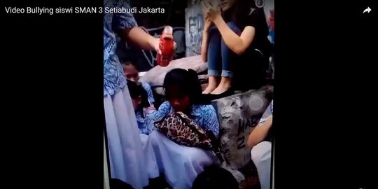 Beredar video bullying SMA 3, kepala disiram & ditaburi abu rokok