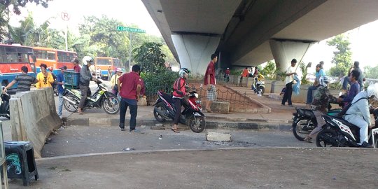 Pengendara motor nekat terobos kolong flyover Pondok Kopi