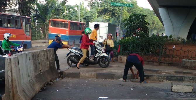 kolong tol pondok kopi diterobos motor