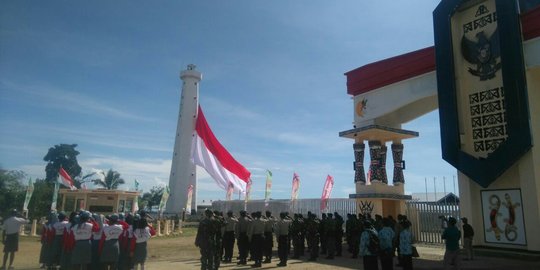 Peringati Hardiknas, Kostrad kibarkan bendera raksasa di Tanah Papua