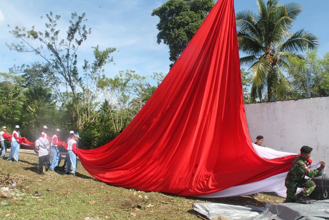 pengibaran bendera merah putih raksasa di papua