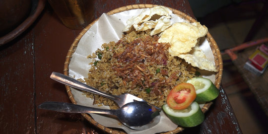 Menikmati lezatnya nasi goreng tembakau