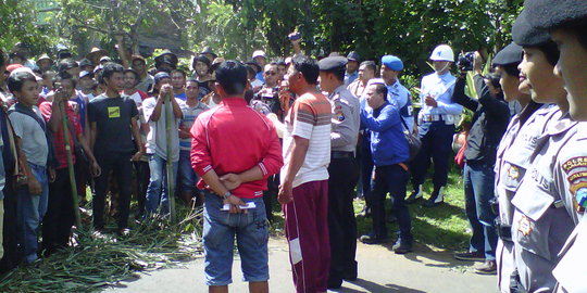 Ratusan warga blokade pintu masuk Pangkalan TNI AU Malang