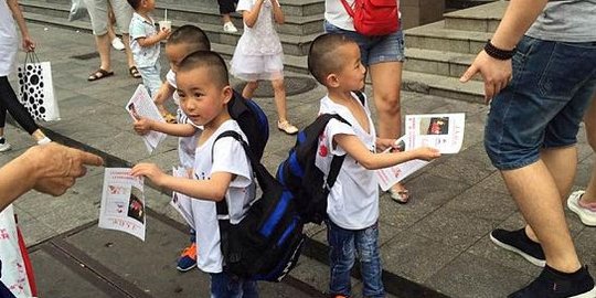 Tiga balita keliling China mencari ibu yang membuang mereka