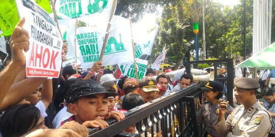 Tolak penggusuran, warga geruduk balai kota teriak 'turunkan Ahok'