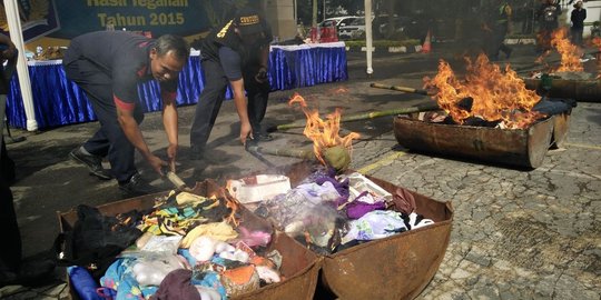 Bea Cukai Bandung bakar ribuan miras palsu dan ratusan boneka seks