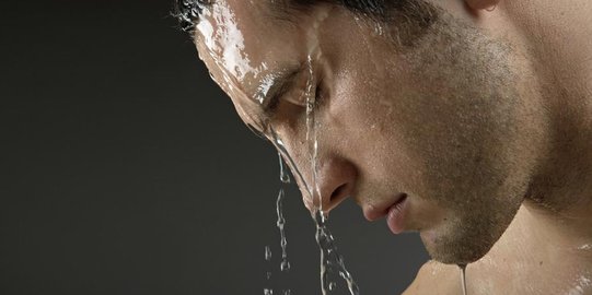 Hei cowok, ini 7 kebiasaan salah soal mencuci muka!