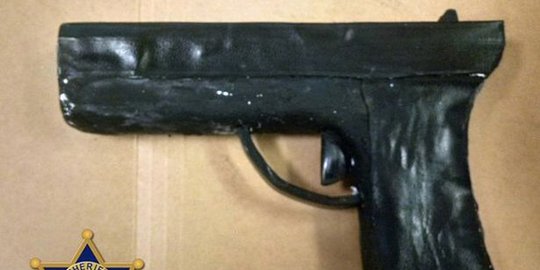 Pistol Kasat Narkoba Polres Kampar hilang dicuri saat salat subuh