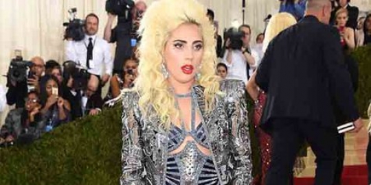 Hadiri Met Gala, Lady Gaga ketahuan sentuh area intim Kate Hudson