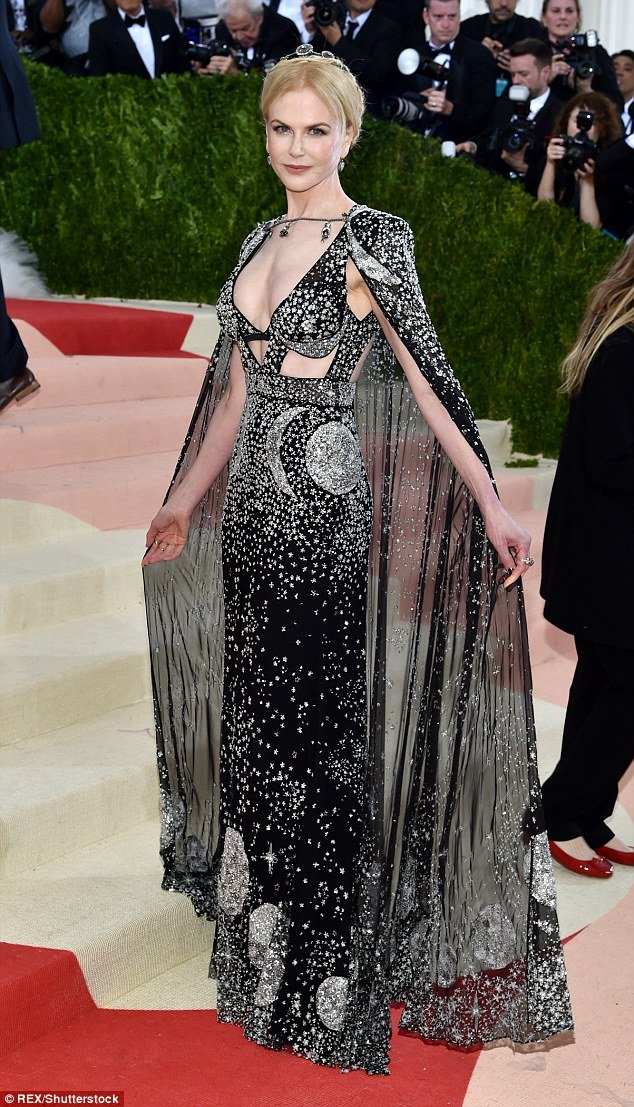 nicole kidman dengan gaun bernuansa galaksi di met gala 2016