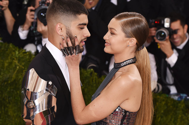 zayn malik dan gigi hadid tampil dengan aksesoris bak robot di met gala 2016