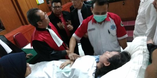 Terdakwa yang hilang disidangkan dengan terbaring di Surabaya