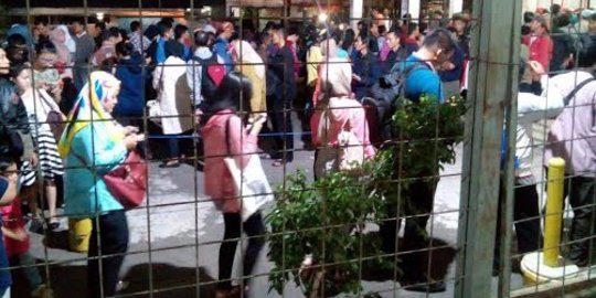 Pelayanan loket eror, antrean penumpang membludak di Stasiun Tebet