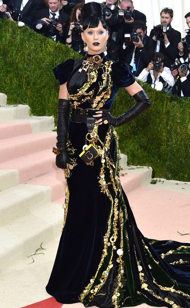 katy perry tampil bak alien dari planet gothic di met gala 2016