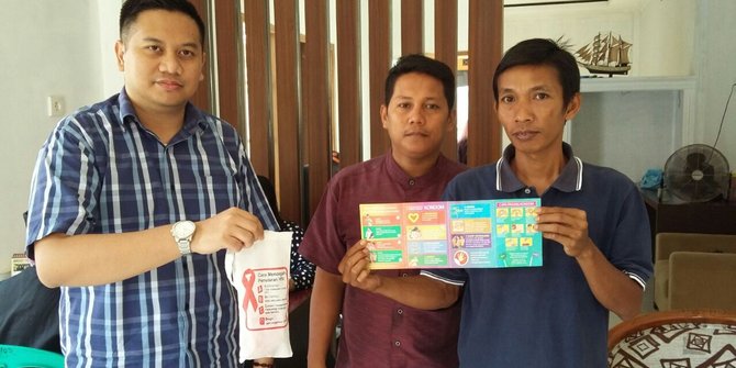 Warga Depok geger pembagian tas berisi kondom, pelumas 