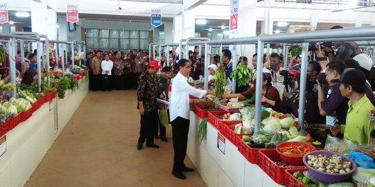 Resmikan Pasar Manis Purwokerto, Jokowi borong sayur hingga mendoan