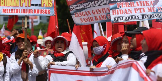 Aksi ribuan bidan desa geruduk Kemenkes tuntut diangkat jadi PNS