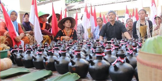 Daftarkan PK, warga Kendeng bawa ratusan kendi ke PTUN Semarang