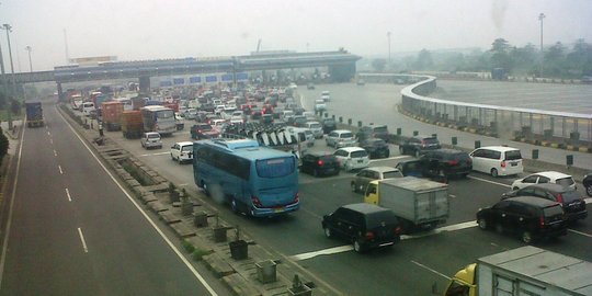 Libur panjang, tol Jakarta-Cikampek mulai padat merayap