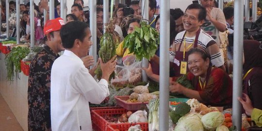 Resmikan Pasar Manis Purwokerto, Jokowi borong petai dan mendoan