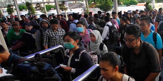 Libur panjang, Stasiun Pasar Senen dipadati ribuan penumpang