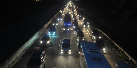 Baja jatuh dari truk di Tol Cikampek, arus lalu lintas 