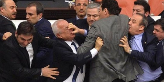 5 Tawuran anggota DPR paling brutal sedunia