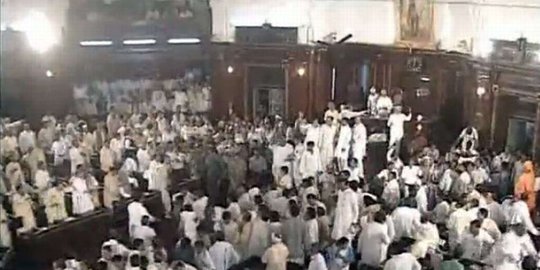 jadi senjata tawuran di parlemen india rev1