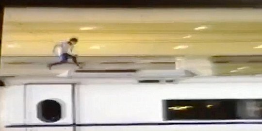 [Video] Lari di atas KRL, pria ini kesetrum listrik hingga tewas