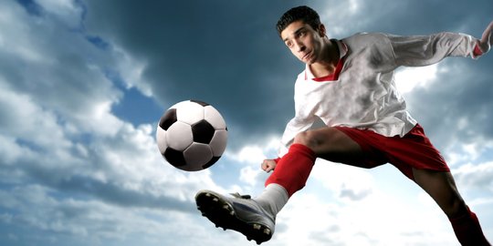 Sepakbola makin seru dengan 'saling merebut' bola di lapangan