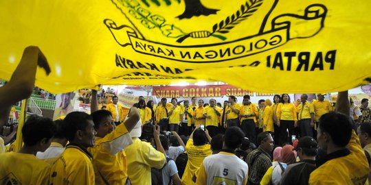 Gaya caketum Golkar saat mendaftar, bawa istri hingga ustaz