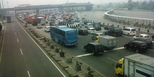108 Ribu kendaraan sudah keluar Jakarta, Tol Cikampek masih padat