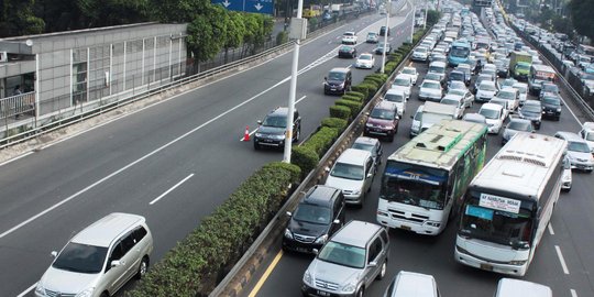 Tol Cikampek masih macet, petugas berlakukan sistem contra flow