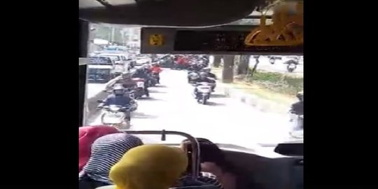 Parahnya kelakuan pengendara di Jakarta, lawan arah hindari razia