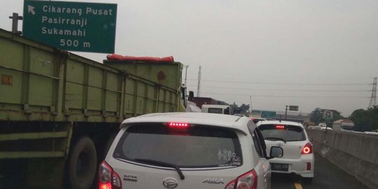Tol Cipularang menuju Bandung padat hingga KM 72