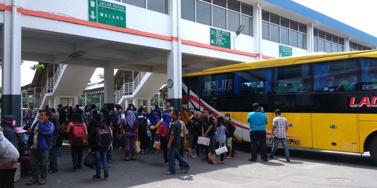 Musim libur panjang, ribuan penumpang terlantar di Terminal Purabaya