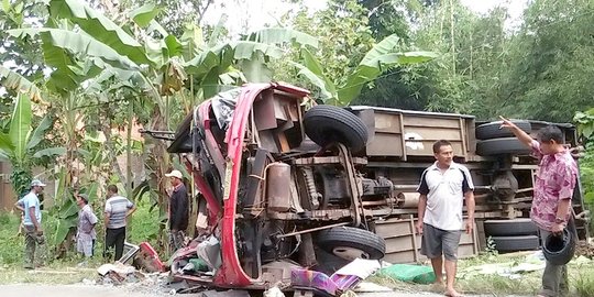 Rombongan peziarah tabrakan dengan minibus, 4 orang meninggal
