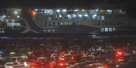 Libur panjang, kendaraan pribadi menumpuk di Pelabuhan Merak