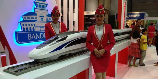 Kereta cepat dan SPG cantik jadi buruan masyarakat di Kemayoran