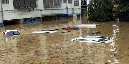 Parahnya banjir di China sampai tenggelamkan mobil